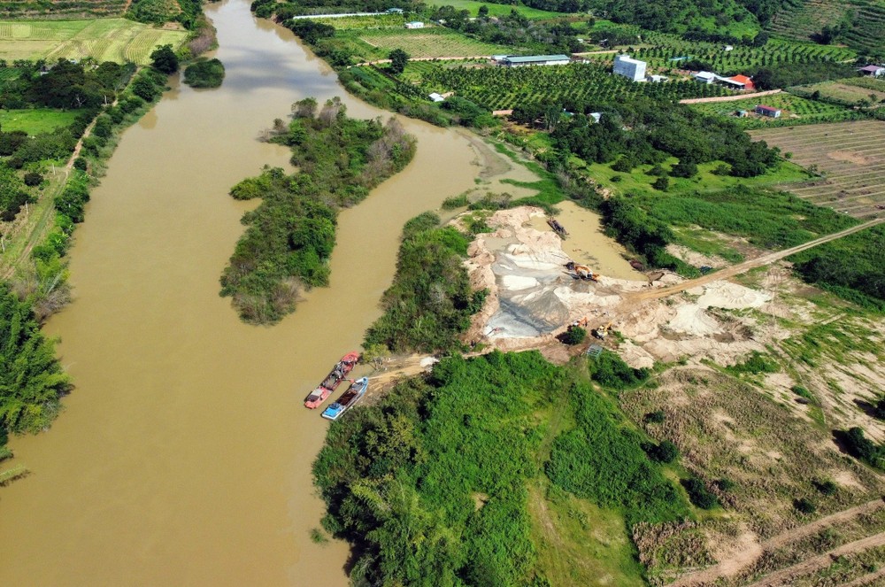 Toàn cảnh bến cát của Công ty Cổ phần đầu tư xây dựng và phát triển đô thị Sài Gòn – Đắk Nông. Ảnh: Hưng Thịnh – TTXVN