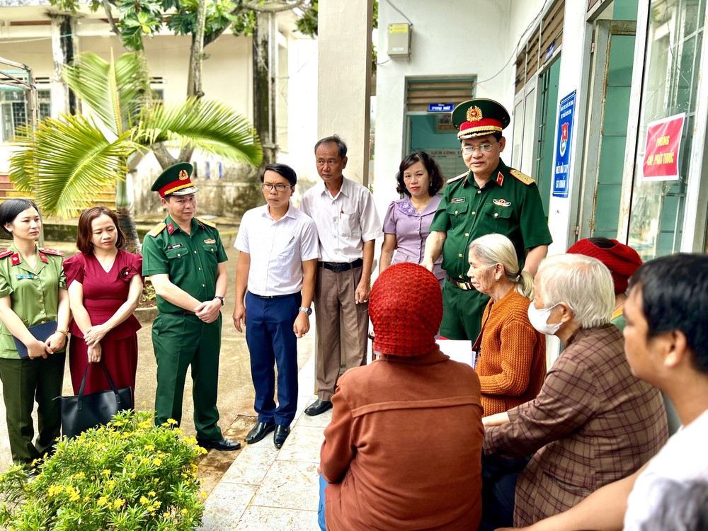 Trung tướng Trần Duy Hưng, Chính ủy Tổng cục Kỹ thuật (Bộ Quốc phòng) thăm bà con đồng bào dân tộc thiểu số tại huyện Mang Yang (Gia Lai). Ảnh: Hồng Điệp