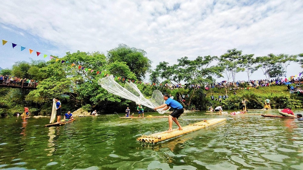 Lần đầu tiên Lễ hội cá tôm Sông Đà được tổ chức