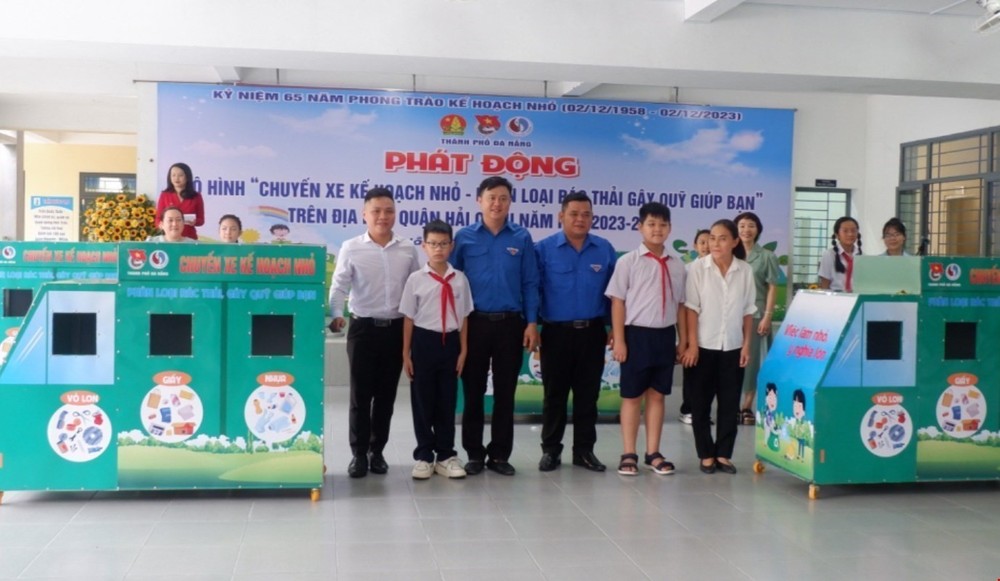 Thành Đoàn Đà Nẵng trao tặng xe phân loại rác cho các trường học. Ảnh: Văn Dũng-TTXVN