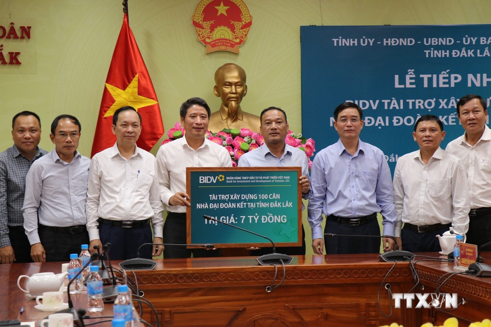 Chủ tịch UBMTTQ Việt Nam tỉnh Đắk Lắk Y Giang Gry Niê Knơng tiếp nhận tài trợ 100 căn nhà đại đoàn kết từ BIDV. Ảnh: Anh Dũng - TTXVN