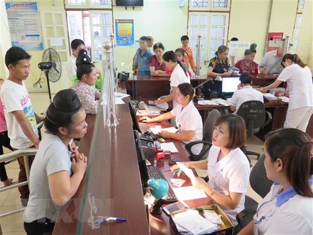 Người dân có thẻ Bảo hiểm Y tế làm thủ tục khám, chữa bệnh tại Bệnh viện Đa khoa tỉnh Sơn La. Ảnh: Hữu Quyết - TTXVN