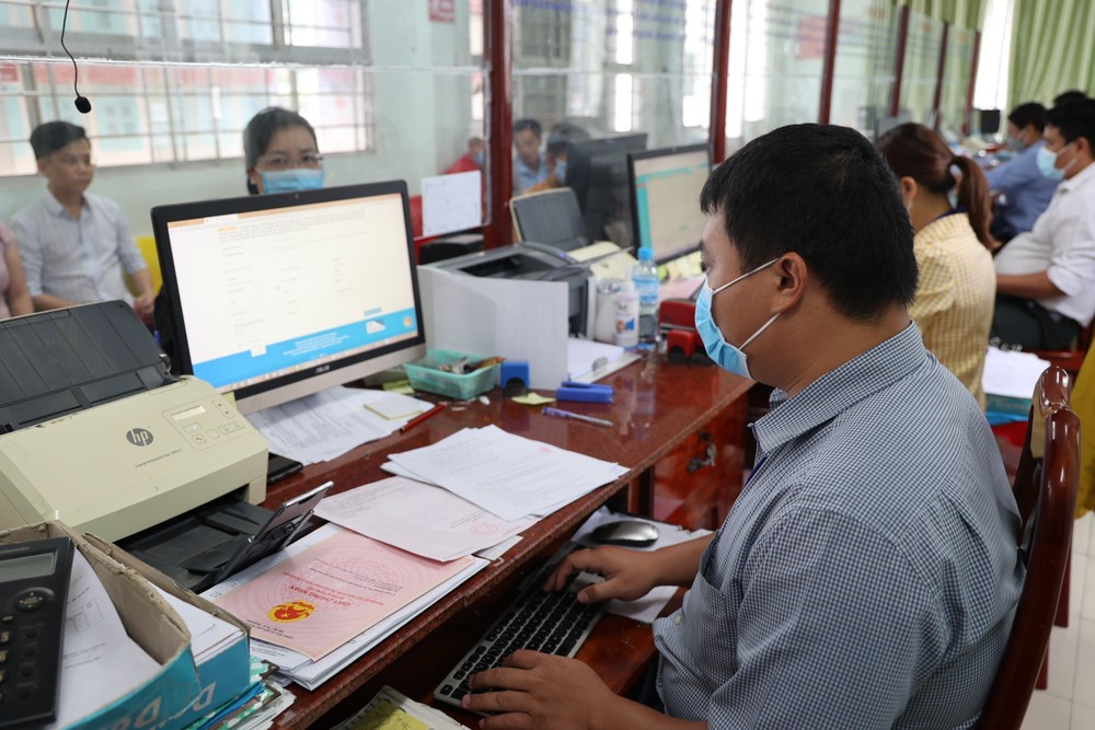 Cán bộ Trung tâm Hành chính công huyện Tân Trụ, huyện 2 năm liền liên tiếp (2021 và 2022) xếp hạng Nhất trong tổng số 15 huyện, thị xã, thành phố của tỉnh Long An về Chỉ số Cải cách hành chính (PAR INDEX), xử lý hồ sơ thủ tục hành chính cho người dân. Ảnh