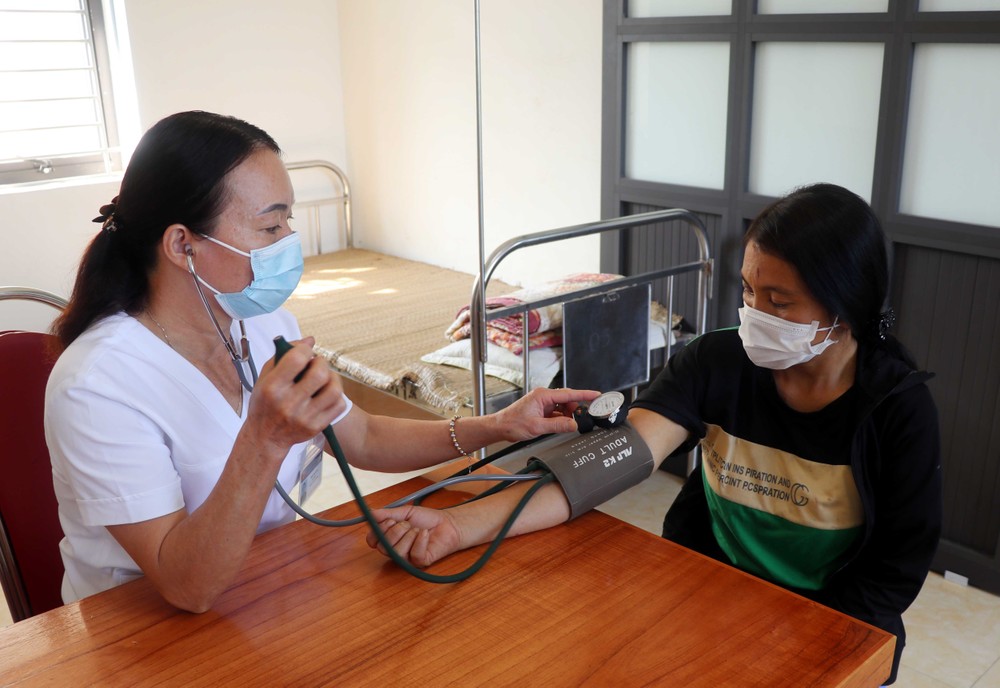 Với phương châm phòng bệnh hơn chữa bệnh, tỉnh Tuyên Quang chú trọng củng cố đội ngũ cán bộ y tế ở 100% thôn bản để thực hiện công tác chăm sóc sức khỏe ban đầu và tuyên truyền kiến thức phòng, chống dịch bệnh. Ảnh: Quang Cường
