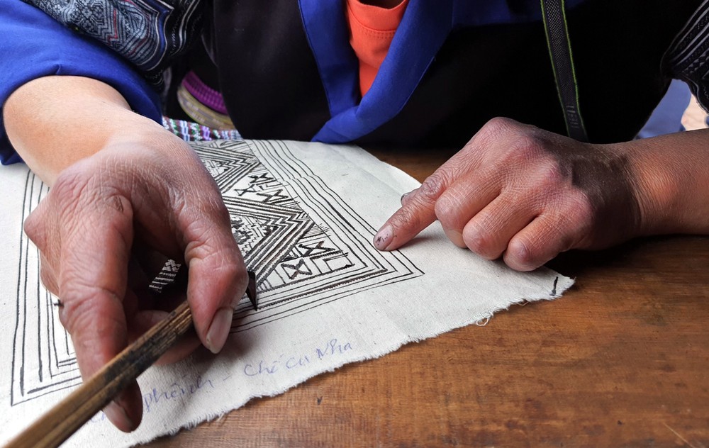 Kỹ thuật vẽ sáp ong trên vải là công đoạn cầu kỳ, đòi hỏi sự tỉ mỉ, tạo nên vẻ đẹp độc đáo cho bộ trang phục truyền thống phụ nữ người Mông. Ảnh: Việt Dũng – TTXVN