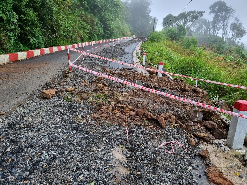 Lực lượng chức năng huyện Kon Plông dựng rào chắn, cảnh báo vị trí sụt lún trên Quốc lộ 24. Ảnh: Dư Toán – TTXVN