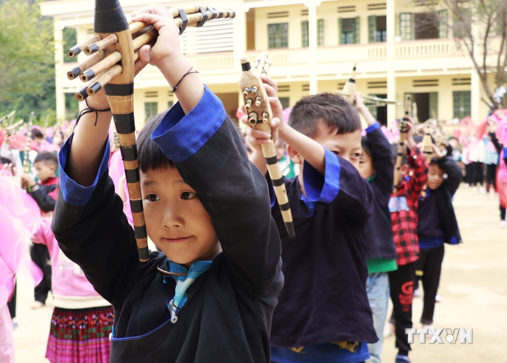 Học sinh tập múa khèn tai trường phổ thông dân tộc bán trú Tiểu học và Trung học cơ sở Kim Nọi, huyện Mù Cang Chải. Ảnh: Tuấn Anh-TTXVN