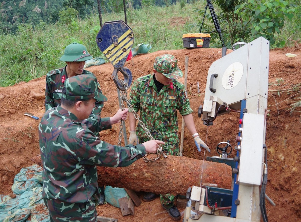 Lực lượng của Bộ Chỉ huy Quân sự tỉnh Quảng Trị tiến hành xử lý an toàn quả bom lớn. Ảnh: TTXVN phát