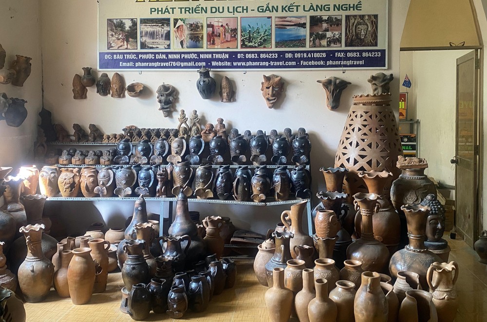 Các sản phẩm gốm truyền thống mang đậm bản sắc văn hóa Chăm được trưng bày ở Hợp tác xã gốm Chăm Bàu Trúc (Ninh Thuận) Ảnh: Công Thử - TTXVN