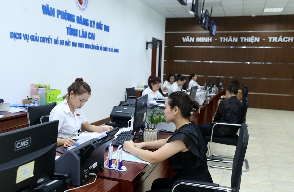 Người dân, doanh nghiệp đến bộ phận một cửa Trung tâm dịch vụ hành chính công tỉnh Lào Cai giải quyết thủ tục hành chính. Ảnh: Quốc Khánh - TTXVN