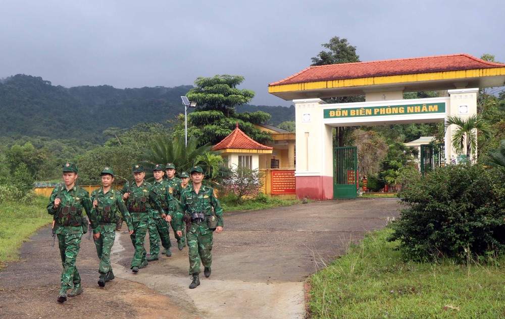Cán bộ, chiến sĩ Đồn Biên phòng Nhâm tổ chức đội tuần tra cột mốc quốc giới trên tuyến biên giới Việt – Lào. Ảnh: Đỗ Trưởng