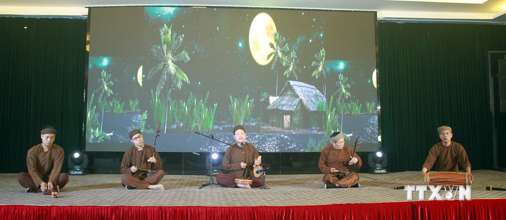 Trình diễn tiết mục xẩm tại Liên hoan hát Xẩm Ninh Bình. Ảnh: Thùy Dung - TTXVN