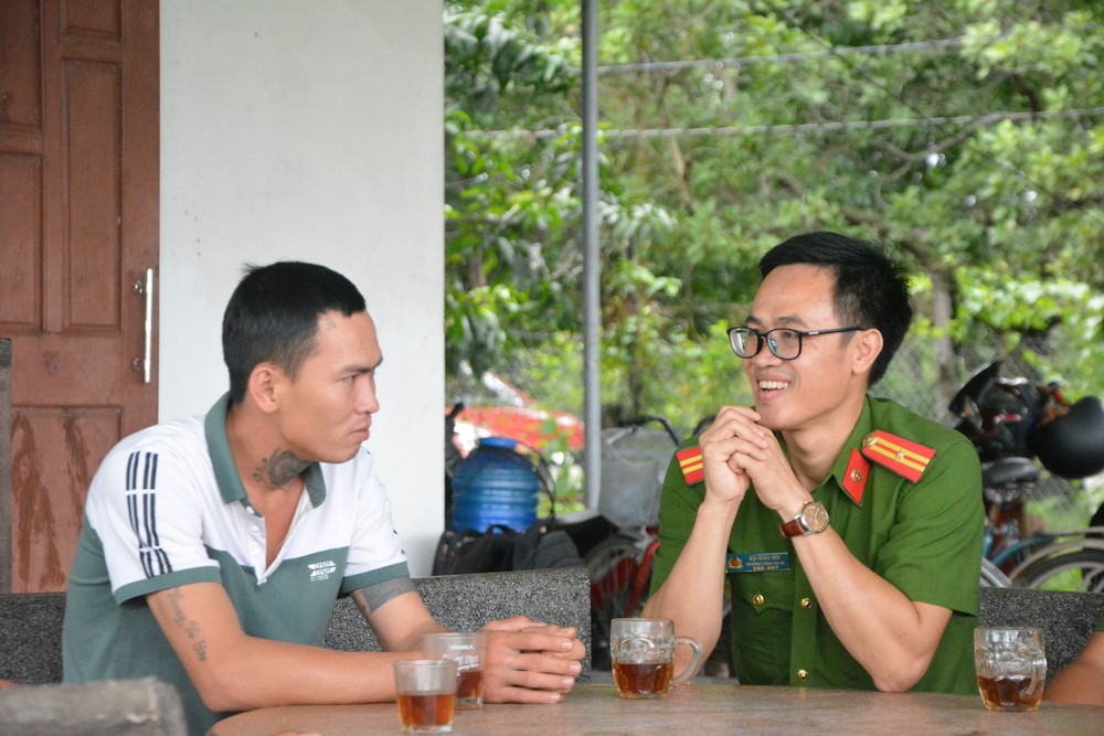 Thiếu tá Bùi Minh Bền, Trưởng Công an xã Ea Bung thăm hỏi, anh Trần Đình Đạo – nạn nhân “sập bẫy” việc nhẹ lương cao tại Campuchia đã được giải cứu thành công vào tháng 10/2022. Ảnh: Tuấn Anh – TTXVN