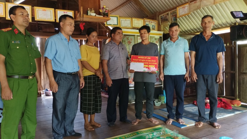 Đoàn công tác Ban Thường vụ Huyện ủy Lắk trao tiền Qũy cho hộ anh Y Đua Buôn Dap ở buôn Lách Ló. 