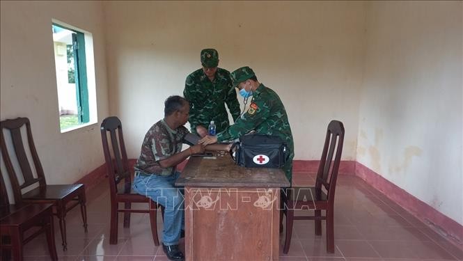 Bộ đội biên phòng tỉnh Đắk Lắk thăm khám ban đầu cho bệnh nhân. Ảnh: TTXVN phát