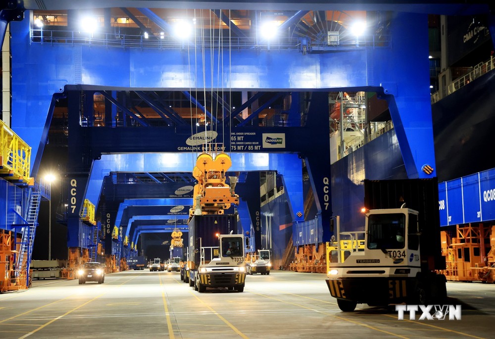 Vận chuyển container hàng xuất nhập khẩu tại Cảng quốc tế Gemalink, thị xã Phú Mỹ, tỉnh Bà Rịa - Vũng Tàu. Ảnh: Hồng Đạt - TTXVN