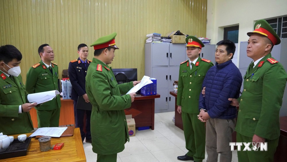 Cơ quan công an thi hành lệnh bắt tạm giam bị can Nguyễn Văn Toản. Ảnh: Cơ quan công an cung cấp