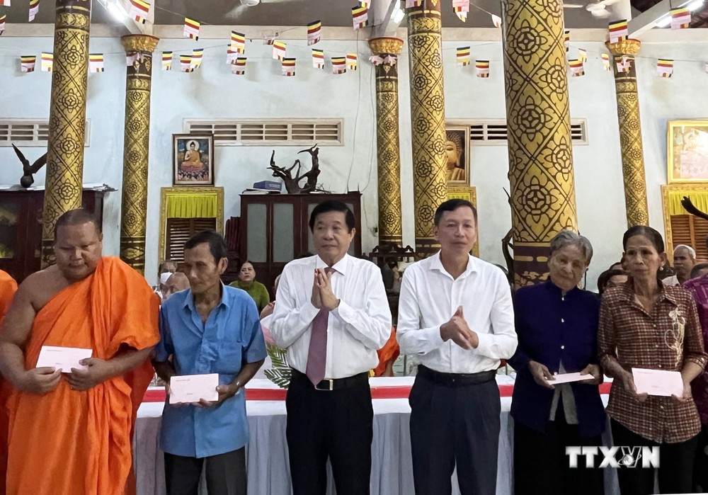 Lãnh đạo tỉnh Vĩnh Long tặng quà Tết cho các vị sư sãi, người uy tín và hộ nghèo người dân tộc Khmer. Ảnh: Phạm Minh Tuấn-TTXVN.
