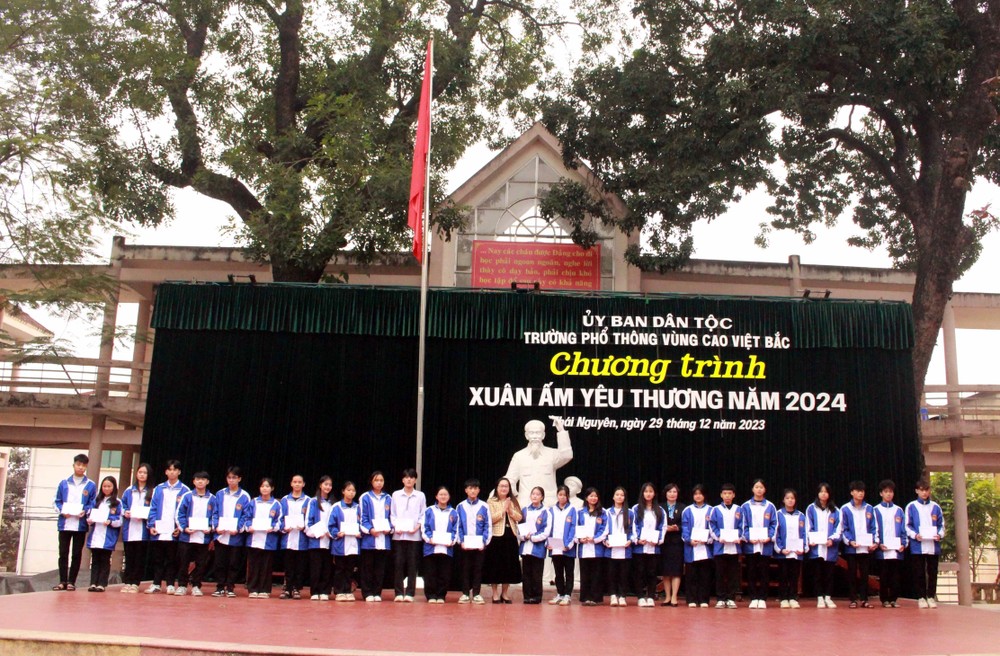 Công đoàn Giáo dục Việt Nam tặng quà Tết cho gần 200 học sinh Trường Phổ thông vùng cao Việt Bắc có hoàn cảnh khó khăn vươn lên trong học tập. Ảnh: Thu Hằng-TTXVN