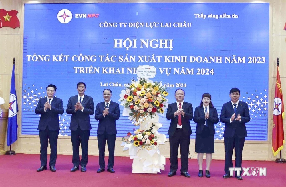 Phó Tổng Giám đốc Tổng Công ty Điện lực miền Bắc Vũ Anh Phương chúc mừng Công ty Điện lực Lai Châu. Ảnh: Việt Hoàng-TTXVN