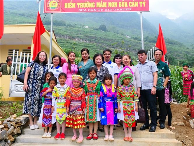 Khánh thành công trình nhà lớp học và trao học bổng Vừ A Dính cho học sinh tỉnh Hà Giang