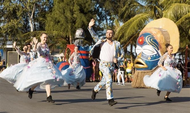  Những vũ điệu sôi động, những tiết mục nghệ thuật đầy cuốn hút và hấp dẫn tại Lễ hội Carnival . Ảnh: Hoa Mai - TTXVN