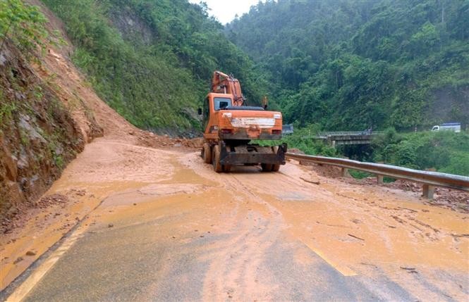 Lực lượng chức năng khẩn trương xử lý san gạt bùn đất trên Quốc lộ 12 Phong Thổ đi Nậm Nhùn, Mường Tè. Ảnh: Quý Trung - TTXVN