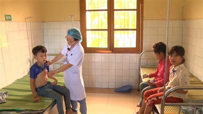 Học sinh được điều trị tại Bệnh viện đa khoa huyện Bắc Hà. Ảnh: Hương Thu-TTXVN
