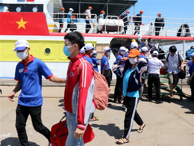 Các thí sinh huyện đảo Phú Quý được các đội “Tiếp sức mùa thi” của Tỉnh Đoàn Bình Thuận đón tại Cảng Phan Thiết. Ảnh: Nguyễn Thanh - TTXVN

