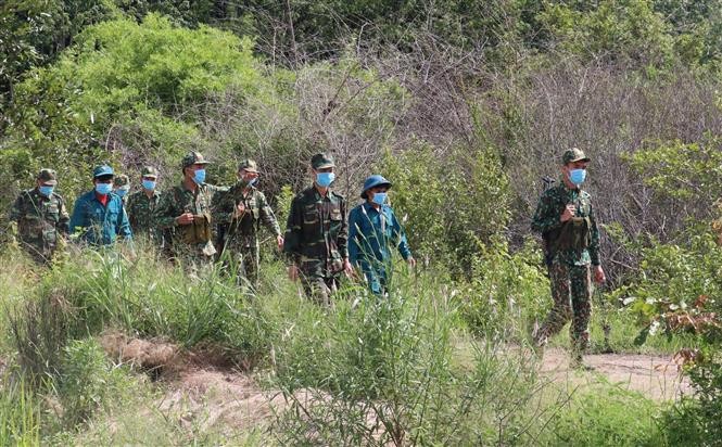 Chiến sỹ Đồn Biên phòng Lộc An (Bình Phước) tuần tra khu vực cột mốc 66 biên giới Việt Nam - Campuchia. Ảnh: Sỹ Tuyên - TTXVN