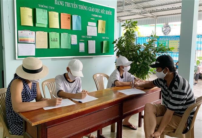 Người dân trở về từ Đà Nẵng đến khai báo y tế tại Trung tâm Y tế quận Thủ Đức (T.P Hồ Chí Minh). Ảnh: Đinh Hằng – TTXVN