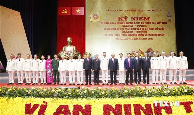 Thủ tướng Chính phủ Nguyễn Xuân Phúc dự Lễ kỷ niệm 75 năm Ngày truyền thống Công an nhân dân