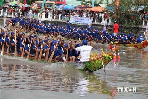 Đua ghe Ngo tỉnh Trà Vinh mừng lễ hội Ok Om Bok. Ảnh: Phúc Sơn - TTXVN