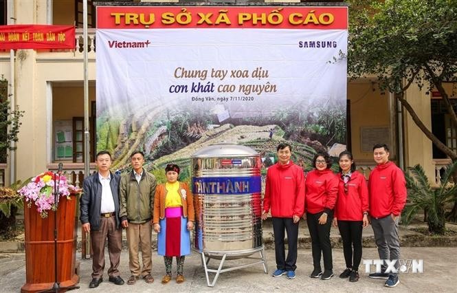 Báo VietnamPlus (TTXVN) tặng bồn chứa nước sạch cho đồng bào vùng cao thiếu nước ở Hà Giang