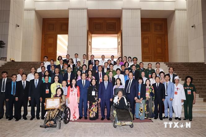 Thủ tướng Nguyễn Xuân Phúc gặp mặt đại biểu dự Lễ tuyên dương "Những tấm gương sáng thầm lặng vì cộng đồng"