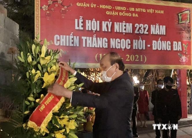 Thủ tướng dâng hương tại Tượng đài Quang Trung - Nguyễn Huệ