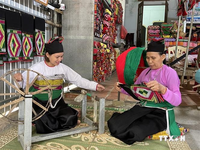 Người phụ nữ Mường gìn giữ nghề dệt vải thổ cẩm truyền thống ở Ngọc Lặc