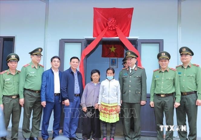 Đại tướng Tô Lâm bàn giao nhà ở cho hộ dân ở huyện Mường Lát. Ảnh: Trịnh Duy Hưng - TTXVN