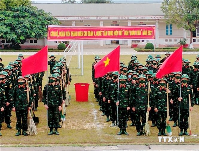 Đoàn viên, thanh niên khối quân sự trên địa bàn tỉnh Lai Châu tổ chức Ngày Chủ nhật xanh. Ảnh: Nguyễn Oanh-TTXVN