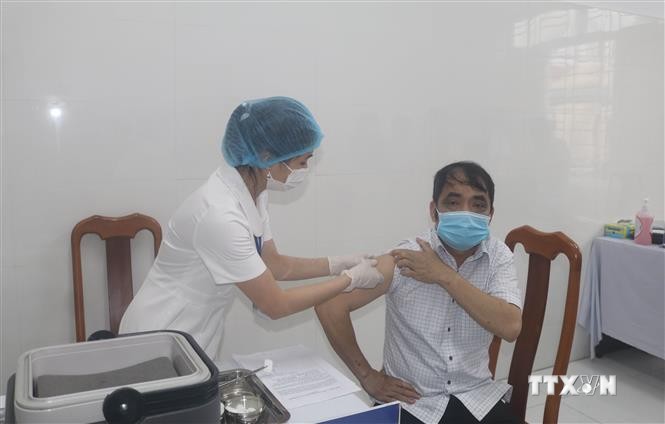 Tiêm vaccine phòng COVID-19 cho cán bộ Sở y tế tỉnh Cao Bằng. Ảnh: Chu Hiệu - TTXVN