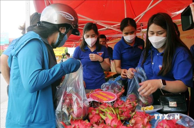 Đoàn viên thanh niên Tỉnh đoàn Sơn La bán các mặt hàng nông sản cho nông dân của tỉnh Sơn La tại Chương trình. Ảnh: Quang Quyết-TTXVN
