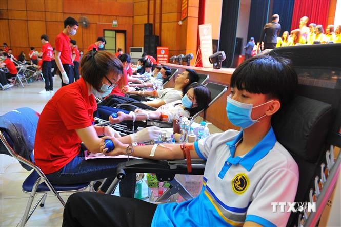Tham gia hiến máu vì Tết Trung thu đoàn viên cho bệnh nhi cần máu