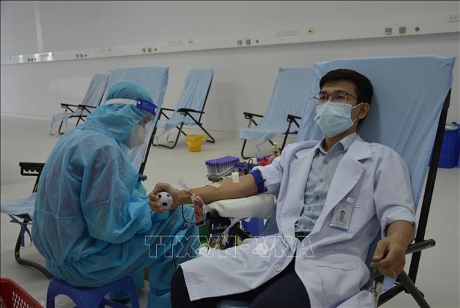 Cán bộ, nhân viên y tế của Bệnh viện Đa khoa Tâm Trí Đồng Tháp tham gia hiến máu tình nguyện. Ảnh: Nhựt An-TTXVN