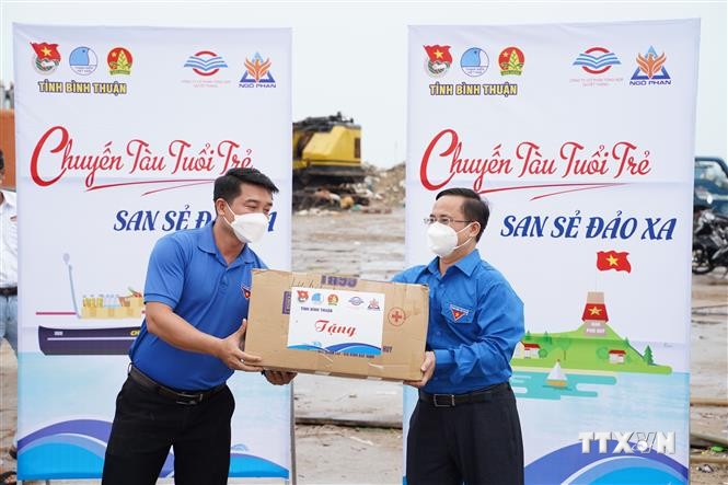 “Chuyến tàu Tuổi trẻ - San sẻ đảo xa” tiếp sức cho huyện đảo Phú Quý chống dịch COVID-19