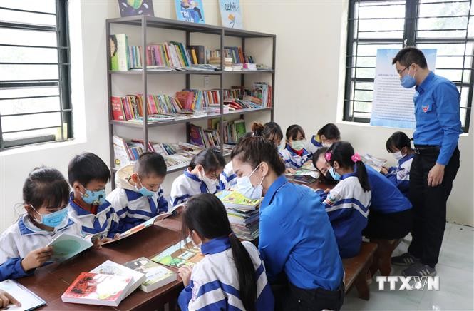 Đưa Tủ sách Đinh Hữu Dư về với học sinh ở ATK Định Hóa, Thái Nguyên