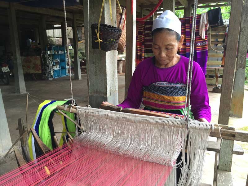 Dệt thổ cẩm là nghề truyền thống được người Thái ở Mai Châu (Hòa Bình) giữ gìn theo thời gian. Ảnh: baohoabinh.com.vn