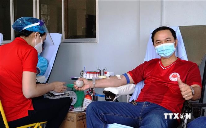 Trong ngày tổ chức hiến máu tình nguyện năm 2022, qua khám sàng lọc hiến máu, đã thu được 215 đơn vị máu. Ảnh: Chanh Đa-TTXVN