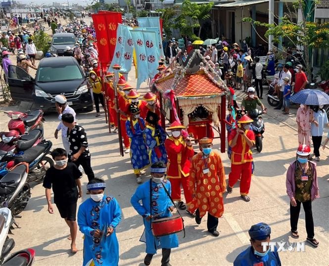 Lễ hội Nghinh Ông Đông Hải thu hút đông đảo du khách tham quan, chiêm bái