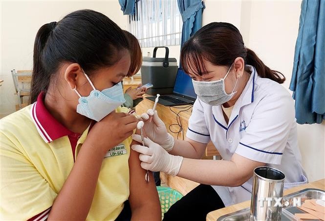 Tiêm vaccine cho trẻ em dưới 12 tuổi tại Sóc Trăng. Ảnh: Trung Hiếu - TTXVN