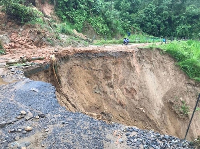 Phú Yên: Mưa lớn gây sạt lở đất, hai người bị thương